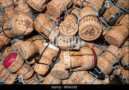 Raccolta di utilizzati tappi di champagne nelle loro gabbie, principalmente Tattinger. Foto Stock