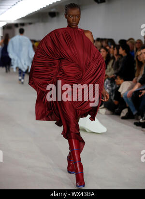 Londra, Regno Unito. Xvi Sep, 2019. Un modello presenta una creazione di Richard Malone durante la London Fashion Week di Londra, Regno Unito, sul Sett. 16, 2019. Credito: Han Yan/Xinhua/Alamy Live News Foto Stock