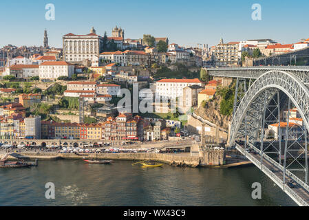 Vista sul rio Douro per la città vecchia di Porto Foto Stock