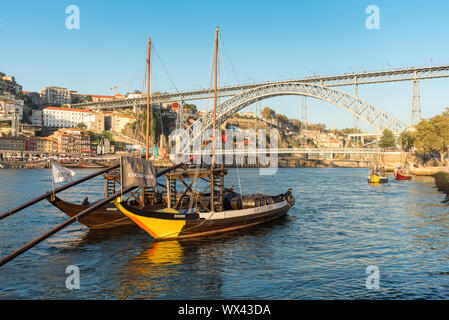 Vista del famoso Dom Luís I Bridge a Oporto, Portogallo Foto Stock