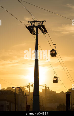 La telecabina di Vila Nova de Gaia al tramonto Foto Stock