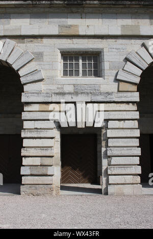 Dettagli architettonici di un edificio progettato da Ledoux presso le Saline royale (royal saline) in Arc-et-Senans Foto Stock