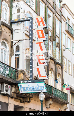 Pubblicità illuminato per un hotel nel quartiere della stazione di Porto Foto Stock