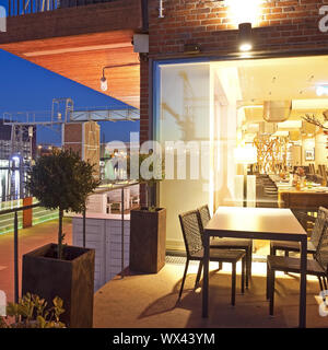 Il porto interno con ristorante al crepuscolo, Duisburg, la zona della Ruhr, Germania, Europa Foto Stock