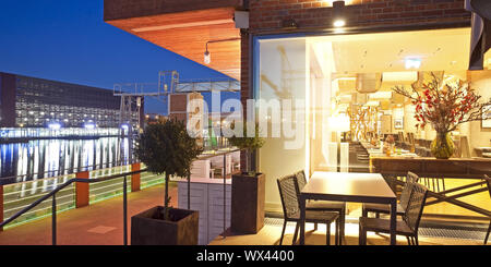 Il porto interno con ristorante al crepuscolo, Duisburg, la zona della Ruhr, Germania, Europa Foto Stock