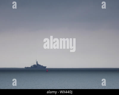 Sheerness, Kent, Regno Unito. 16 Settembre, 2019. HMS Medway off di Sheerness, Kent questa sera. Ella è dovuto arrivare in Chatham domani e verrà ufficialmente incaricato dopo che il luogo è chiamato dopo durante il soggiorno. HMS Medway è un 90-metro offshore nave pattuglia e saranno coinvolti nella lotta contro il terrorismo e anti-operazioni di contrabbando per aiutare a mantenere la Gran Bretagna sicuro. Credito: James Bell/Alamy Live News Foto Stock