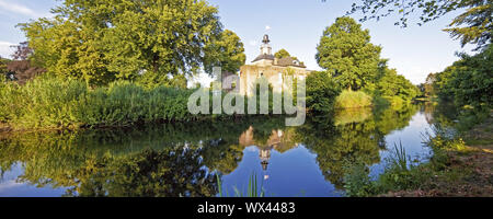 Il fiume Niers con Castle Hertefeld, Weeze, Basso Reno, Renania settentrionale-Vestfalia, Germania, Europa Foto Stock