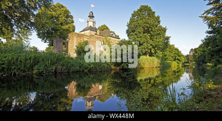 Il fiume Niers con Castle Hertefeld, Weeze, Basso Reno, Renania settentrionale-Vestfalia, Germania, Europa Foto Stock