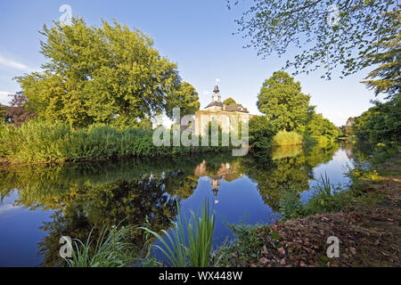 Il fiume Niers con Castle Hertefeld, Weeze, Basso Reno, Renania settentrionale-Vestfalia, Germania, Europa Foto Stock