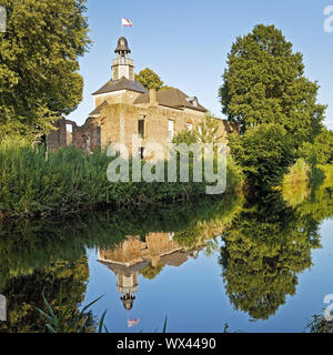 Il fiume Niers con Castle Hertefeld, Weeze, Basso Reno, Renania settentrionale-Vestfalia, Germania, Europa Foto Stock