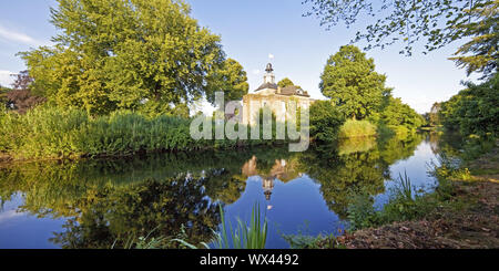 Il fiume Niers con Castle Hertefeld, Weeze, Basso Reno, Renania settentrionale-Vestfalia, Germania, Europa Foto Stock