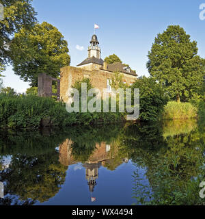 Il fiume Niers con Castle Hertefeld, Weeze, Basso Reno, Renania settentrionale-Vestfalia, Germania, Europa Foto Stock