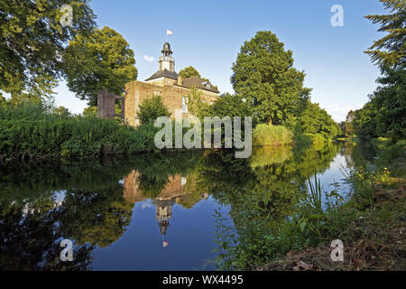 Il fiume Niers con Castle Hertefeld, Weeze, Basso Reno, Renania settentrionale-Vestfalia, Germania, Europa Foto Stock