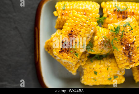 British sulla pannocchia di mais che è stato acquistato da un Supermercato UK e cotto a fuoco lento in latte, il burro e il brodo vegetale. Essa è stata condita con nero p Foto Stock