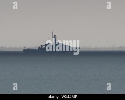 Sheerness, Kent, Regno Unito. 16 Settembre, 2019. HMS Medway off di Sheerness, Kent questa sera. Ella è dovuto arrivare in Chatham domani e verrà ufficialmente incaricato dopo che il luogo è chiamato dopo durante il soggiorno. HMS Medway è un 90-metro offshore nave pattuglia e saranno coinvolti nella lotta contro il terrorismo e anti-operazioni di contrabbando per aiutare a mantenere la Gran Bretagna sicuro. Credito: James Bell/Alamy Live News Foto Stock