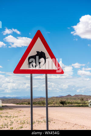 Gli elefanti attraversamento strada segno di avvertimento, Damaraland, Namibia Foto Stock