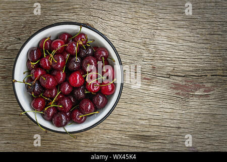 Ciliegia matura, ciliegio dolce, frutta, dolci, organico, sano, sullo sfondo di legno Foto Stock
