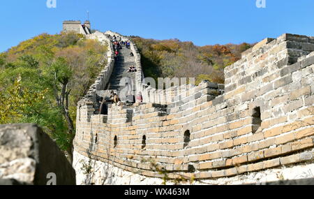 La Grande Muraglia della Cina gradini ripidi e sezione curva, Mutianyu, Cina Foto Stock