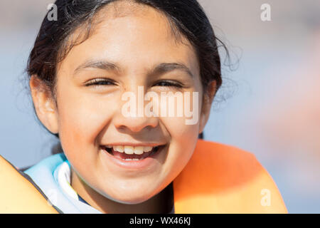 In primo piano il ritratto di una sorridente bambina Foto Stock