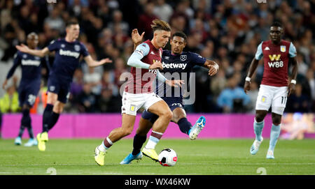 West Ham United's Issa Diop (retro) e Aston Villa di Jack Grealish battaglia per la palla durante il match di Premier League a Villa Park, Birmingham. Foto Stock