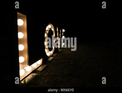 Nero notte con la parola e l'amore di testo scritto in luminose lettere Foto Stock