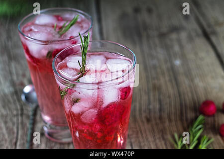 Bevanda Bevanda tonica rosmarino ghiaccio gin cocktail Foto Stock