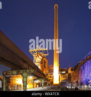 Heinrichshuette illuminato con altoforno, Hattingen, la zona della Ruhr, Germania, Europa Foto Stock