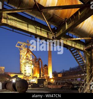 Heinrichshuette illuminato con altoforno, Hattingen, la zona della Ruhr, Germania, Europa Foto Stock