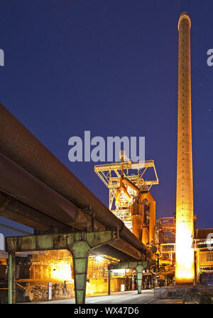 Heinrichshuette illuminato con altoforno, Hattingen, la zona della Ruhr, Germania, Europa Foto Stock