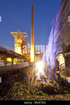 Heinrichshuette illuminato con altoforno, Hattingen, la zona della Ruhr, Germania, Europa Foto Stock