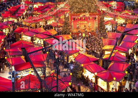 Mercatino di Natale presso la cattedrale di Colonia in serata, Colonia, nella Renania, Germania, Europa Foto Stock