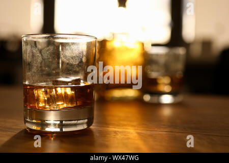 Impronta digitale su vetro whiskey con gabbie in legno Foto Stock