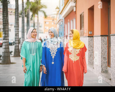 Felici le donne musulmane a piedi nel centro città - Arabian teen ragazze divertimento di trascorrere del tempo insieme per esterno - Concetto di popolo, cultura e religione Foto Stock