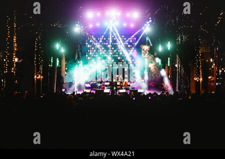 Giovani che si divertono in concerto estivo - folla rock festival di musica Foto Stock