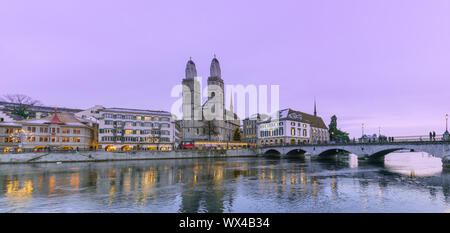 Zurigo, ZH / Svizzera - Gennaio 4, 2019: Zurigo con Grossmuenster sotto un cielo viola Foto Stock