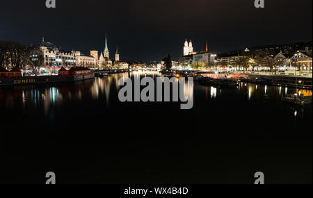 Zurigo, ZH / Svizzera - Gennaio 4, 2019: tempo di notte vista dello skyline della citta' di Zurigo Foto Stock