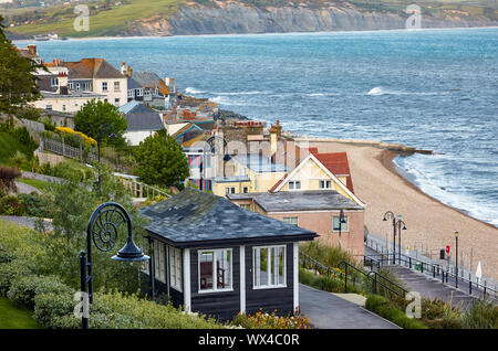 La bellissima vista dal Lungomare Giardini verso il mare di Lyme Regis. Il West Dorset. Inghilterra Foto Stock