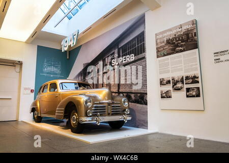 MLADA BOLESLAV, Repubblica Ceca - 16 agosto 2019: Skoda Superb dal 1947 oro auto metallico su agosto 16, 2019 a Mlada Boleslav, Repubblica Ceca. Foto Stock