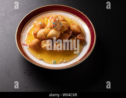 Struffoli . Glassato al miele, fritti Foto Stock