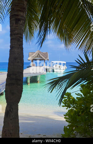 Bella barca jetty con dhoni nelle Maldive Foto Stock