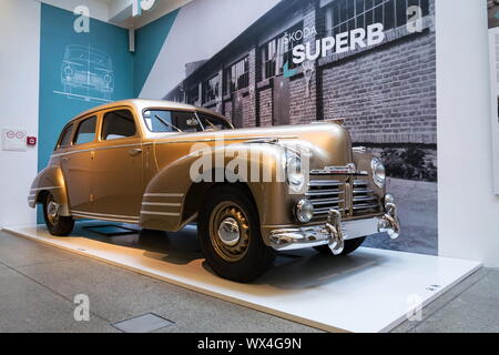 MLADA BOLESLAV, Repubblica Ceca - 16 agosto 2019: Skoda Superb dal 1947 oro auto metallico su agosto 16, 2019 a Mlada Boleslav, Repubblica Ceca. Foto Stock