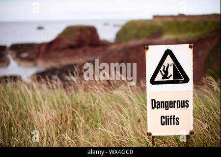 " Pericoloso scogliere segno vicino a Dunbar. Dunbar è una città situata nel sud-est della Scozia. Foto Stock