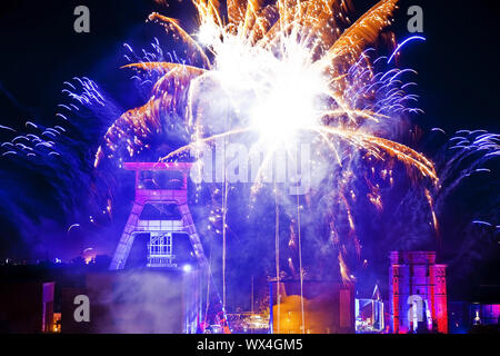 Fuochi d'artificio al illuminato della miniera di carbone di Ewald al Extraschicht, Herten, Germania, Europa Foto Stock