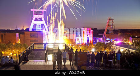 Fuochi d'artificio al illuminato della miniera di carbone di Ewald al Extraschicht, Herten, Germania, Europa Foto Stock