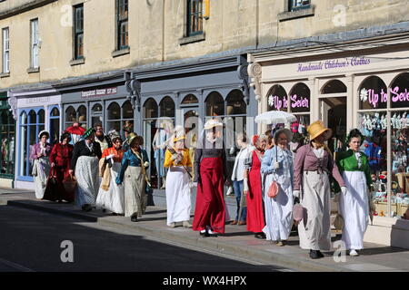 Grand Regency costume Promenade, Jane Austen Festival, Pulteney Bridge, bagno, Somerset, Inghilterra, Gran Bretagna, Regno Unito Regno Unito, Europa Foto Stock