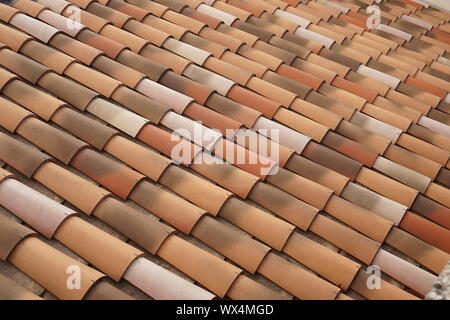 Chiusura del file di argilla in terracotta tegole del tetto. Foto Stock