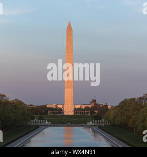 Il Monumento a Washington, specchiato in stagno riflettente Foto Stock