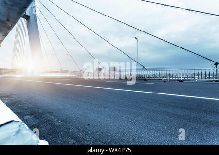 Il traffico a ponte di giorno Foto Stock