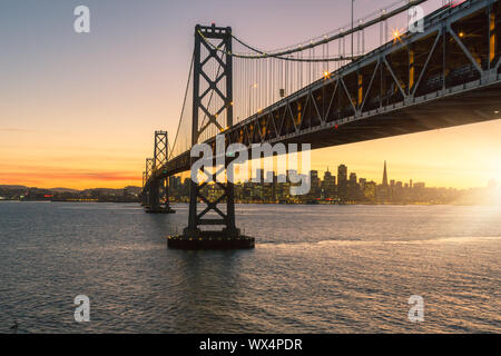 Skyline di San Francisco incorniciato da Bay Bridge Foto Stock