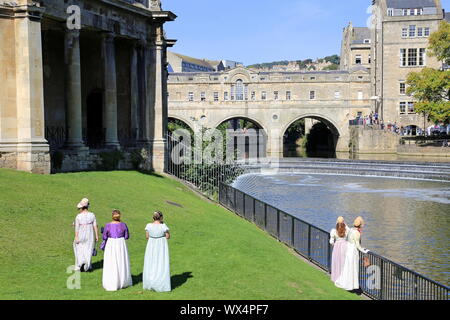 Grand Regency Promenade in costume il punto di arrivo, Jane Austen Festival, Parade Gardens, bagno, Somerset, Inghilterra, Gran Bretagna, Regno Unito Regno Unito, Europa Foto Stock